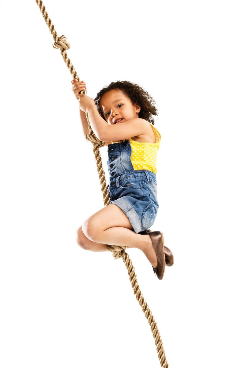 child playing on a knotted rope