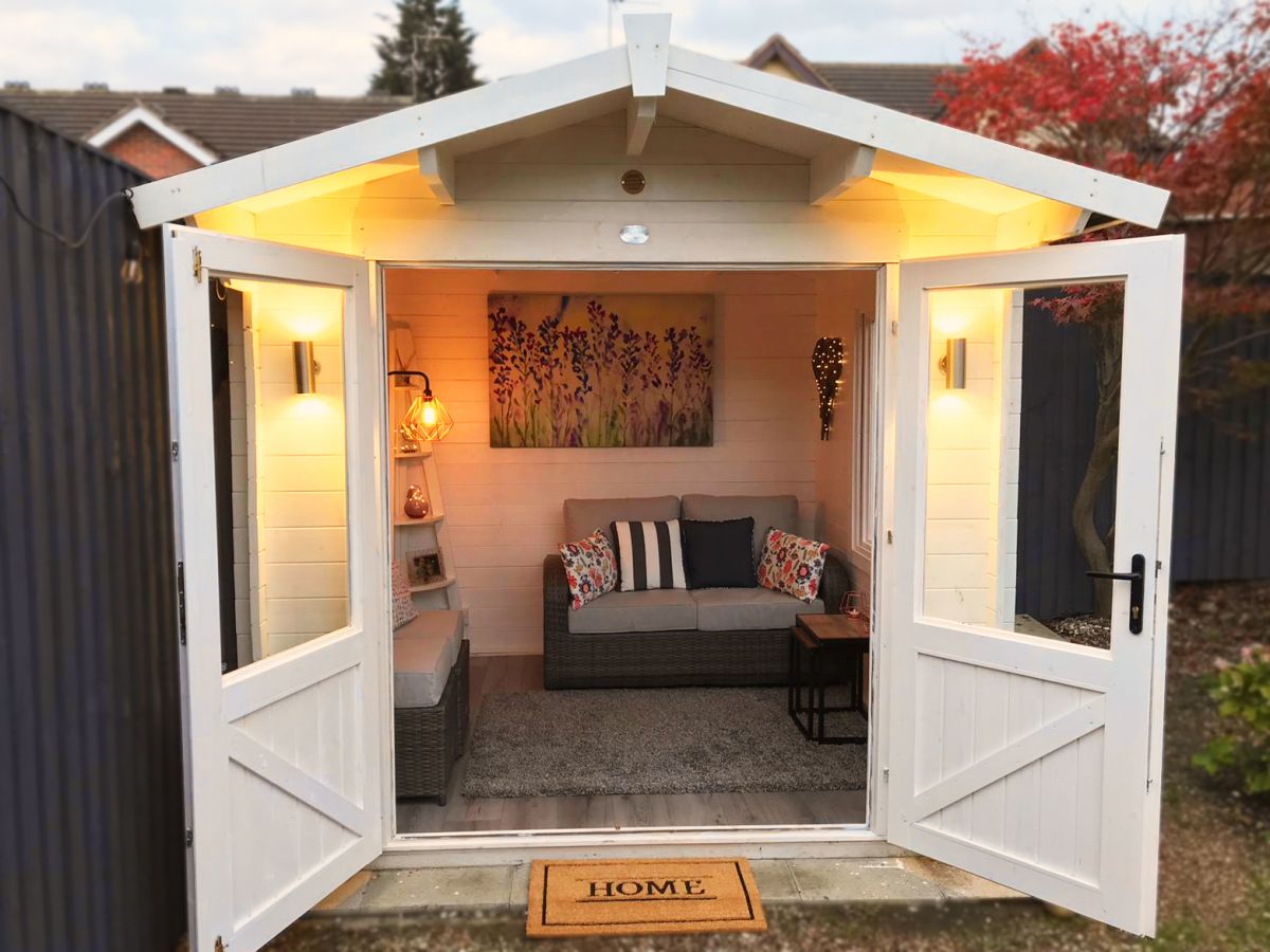 Summer House Decor Ideas - Log Cabin Lounge Area